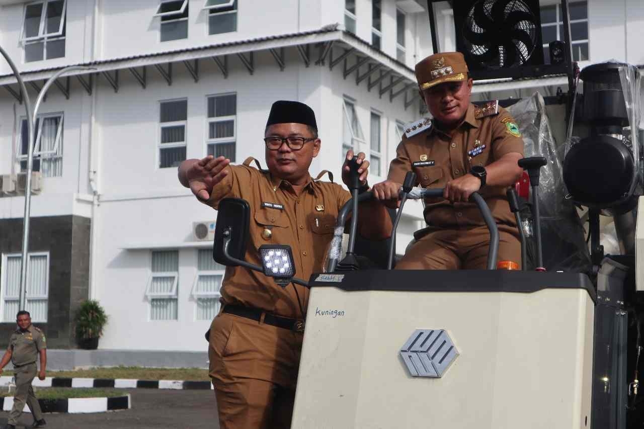 Pemkab Kuningan Dorong Modernisasi Pertanian Lewat Penyerahan 63 Unit Alsintan