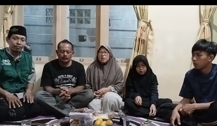 Keluarga Kari Sukari-Mimin Mintarsih Wakafkan Tanah Seluas 100 Bata Ke Lazisnu Kuningan