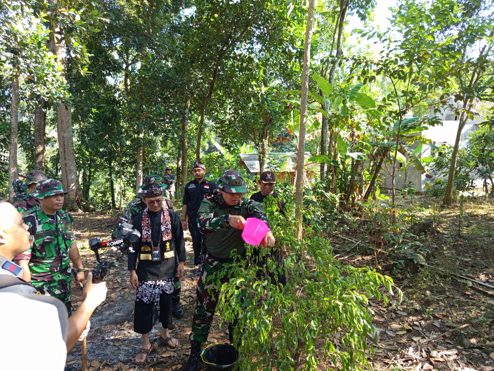 Wujudkan Lingkungan Hijau dan Lestari, Kodim 0615 Tanam 1000 Pohon Di Desa Parakan